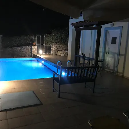Tranquil Vista Villa: Seaside Retreat With Private Pool *