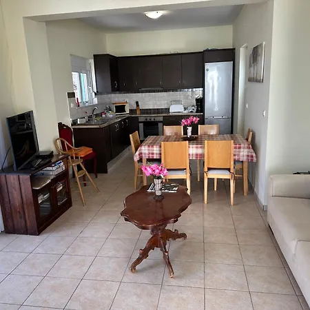 Tranquil Vista Villa: Seaside Retreat With Private Pool *