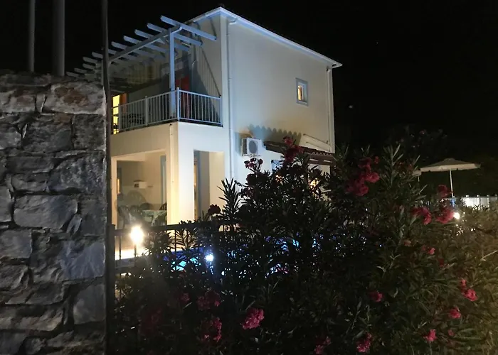 Breathtaking Sea And Mountain Views With Private Pool, Peace Full Relaxing With Wifi Near Shops And Restaurants