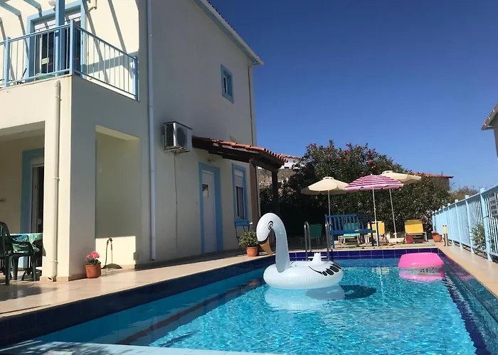 Tranquil Vista Villa: Seaside Retreat With Private Pool *