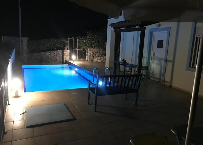 Tranquil Vista Villa: Seaside Retreat With Private Pool *