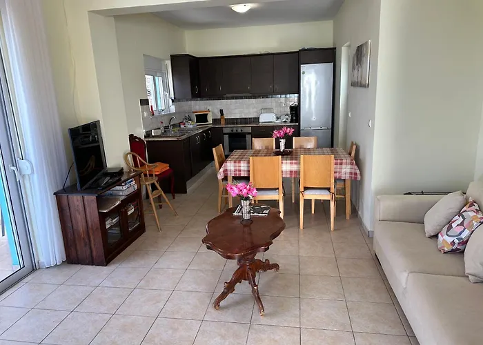 Tranquil Vista Villa: Seaside Retreat With Private Pool *